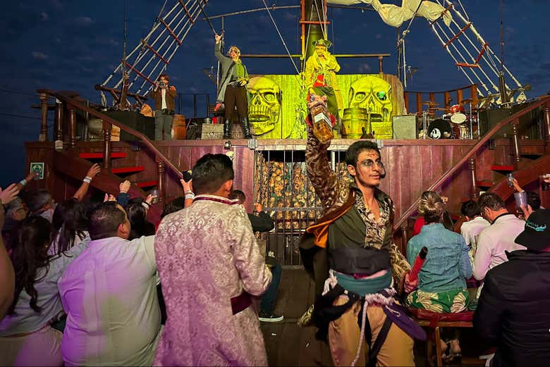 Navegando pelas águas do mar do Caribe como verdadeiros piratas