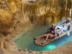 Balsa em uma gruta de Xplor